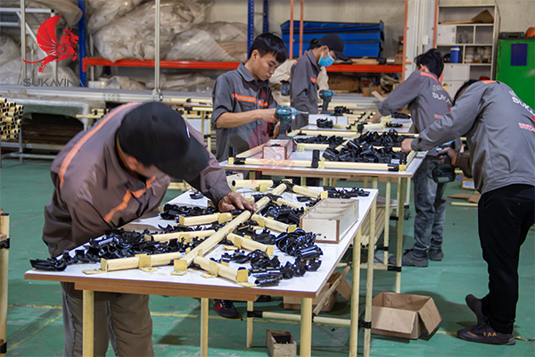 Nhân viên Sukavina đang lắp ráp khung ống thép bọc nhựa với khớp nối kim loại phi 21